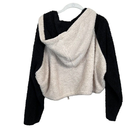 Urban Outfitters Tilly Cozy Faux Fur V Neck Cropped Hoodie Women's Medium - Picture 5 of 11